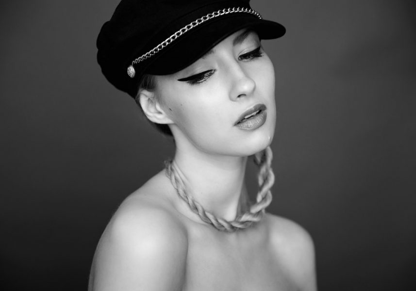 Schwarz-weiß, Frau mit Kappe & professionellem Hair & Make-up