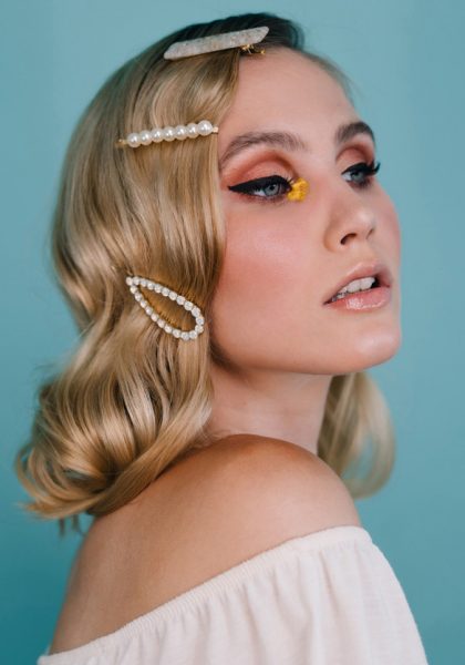 Blonde Frau Porträt Haarspangen mit Perlen, auffälliges Make-Up inspiriert von internationalen Make-up Artists